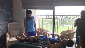 Hình ảnh hiếm buổi tập của Đình Trọng với bác sĩ Hàn Quốc sau phẫu thuật
