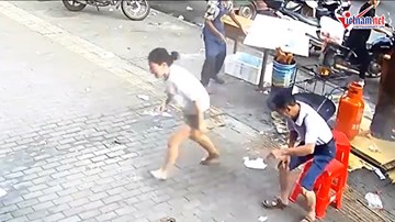 Cả chảo dầu sôi đổ vào chân, cô gái nhanh trí nhảy vào thùng nước