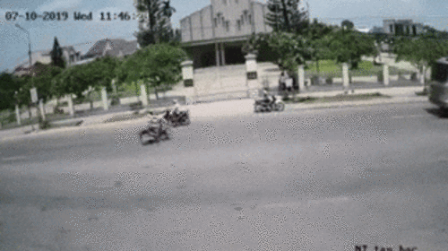 Sang đường thiếu quan sát, người đàn ông đã phải trả cái giá quá đắt