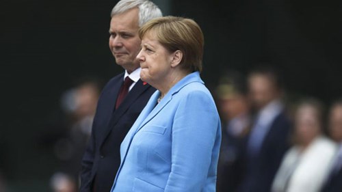Thủ tướng Đức Angela Merkel tiếp tục 'run bần bật' khiến dư luận dậy sóng