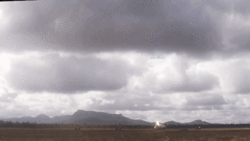 Quân đội Mỹ bắn mưa đạn pháo hủy diệt mục tiêu trên không tại Australia