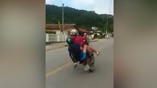 Kết đắng cho biker cao hứng phô diễn bốc đầu giữa đường