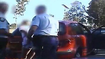 Cô gái bị cảnh sát bắt và ấn đầu vào ô tô vì chửi thề gần trường học