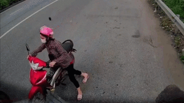 CSGT đuổi theo người phụ nữ dắt xe máy đi ngược chiều trên quốc lộ