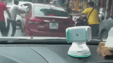 Tài xế cố thủ trong xe rồi bất ngờ nhấn ga đâm liên tiếp và bỏ chạy