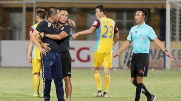 HLV Hà Nội 'nổi điên', phản ứng trọng tài sau trận hoà tiếc nuối