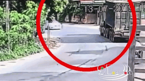 Vào cua, xe con lấn làn tông container, tài xế may mắn thoát nạn