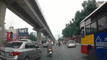 Sang đường va chạm với ô tô, người phụ nữ suýt văng vào xe buýt