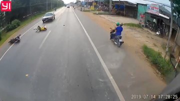 Người phụ nữ sang đường thiếu quan sát bị ô tô hất tung lên nóc capo