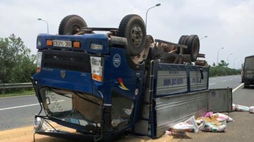 Xe tải nổ lốp, lật ‘phơi bụng’ trên Đại Lộ Thăng Long