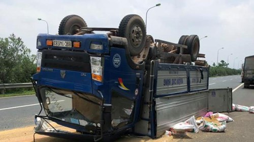 Xe tải nổ lốp, lật ‘phơi bụng’ trên Đại Lộ Thăng Long