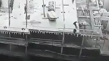 Hãi hùng cảnh công nhân ngã nhào từ tòa nhà cao tầng đang xây dựng