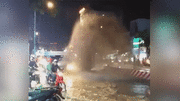 Nước đục ngầu phun cao như vòi rồng giữa đường phố Sài Gòn