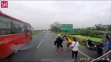 Bị giật túi xách, cô gái văng xa trên cao tốc suýt bị ô tô đâm trúng