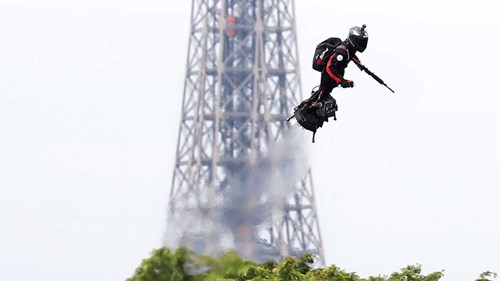 Xem lính bay lượn như chim trên đại lộ Champs Elysees, Paris