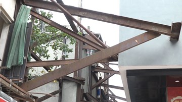 Hà Nội: Dãy nhà dân suốt 10 năm ‘chống nạng’ sắt vào chung cư