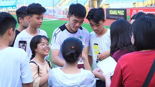 Xuân Trường, Văn Toàn 'khốn khổ' vượt vòng vây người hâm mộ