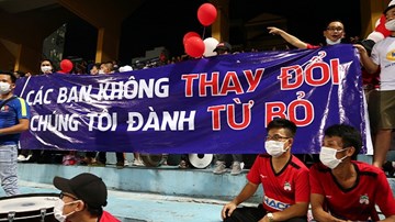 CĐV HAGL đeo khẩu trang trắng, mang khẩu hiệu lạ đến sân Hàng Đẫy