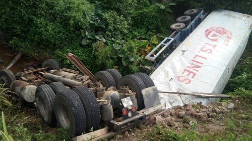 Xe container lao xuống mương lật ngửa, 2 bố con tài xế may mắn thoát nạn