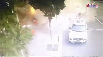 Nổ khí ga ở nhà hàng đồ nướng, lính cứu hỏa ôm bình ga chạy ra ngoài