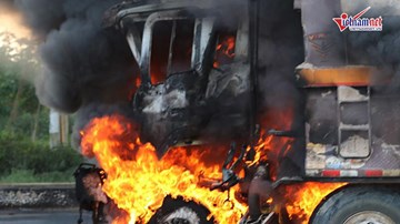 Xe bồn cùng xe ben bốc cháy dữ dội, hai cha con chết cháy trong cabin