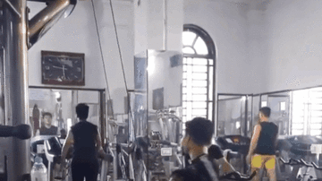 Lần đầu đi tập gym, nam thanh niên gặp sự cố hài hước
