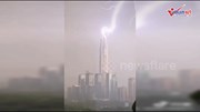 Khoảng khắc sét đánh liên tiếp vào tòa nhà chọc trời ở Trung Quốc