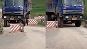 Tài xế xe tải bẻ lái điêu luyện lách các trụ bê tông chắn giữa đường