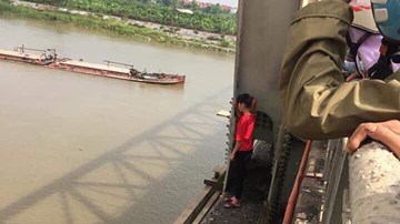 Bắc Ninh: Người đi đường giải cứu cô gái trẻ nhảy cầu Hồ tự tử