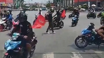 Phượt thủ ngang nhiên chặn đường cho cả trăm xe Exciter chạy qua ngã tư