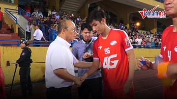 HLV Park tới 'xem giò' Viettel, chúc mừng 'siêu phẩm' của Trọng Đại
