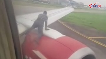Người đàn ông trèo lên cánh máy bay khi đang chuẩn bị cất cánh