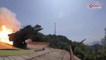 Xem tàu khu trục Nga bắn trúng tên lửa Utes trên Biển Đen