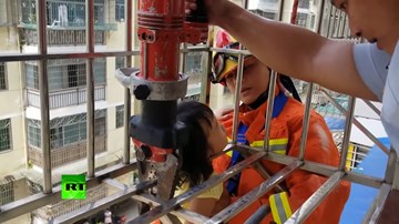 Xem lính cứu hỏa giải cứu bé gái bị kẹt đầu treo lơ lửng giữa tầng 4