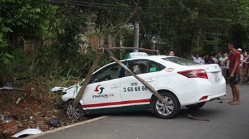 Taxi vượt ẩu tông chết 2 cô cháu đi xe máy ở Quảng Nam