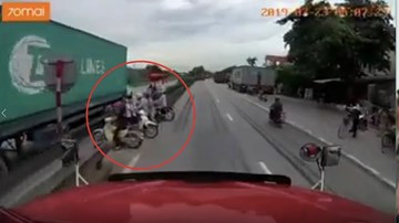Camera hành trình ghi lại thời khắc kinh hoàng xe tải đè chết 5 người