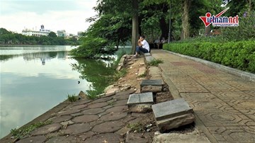 Hồ Gươm sạt lở kéo dài gây mất mỹ quan, nguy hiểm cho người dân