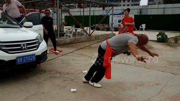 Võ sư Kungfu kéo 2 ô tô chỉ bằng 1 tai, dùng khoan điện khoan vào đầu