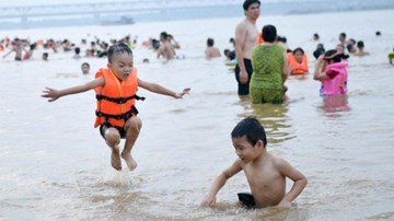 Biển báo chình ình, người dân vẫn 'liều mình' tắm ven bãi cát sông Hồng
