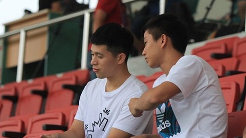 Đình Trọng, Văn Đức 'vác' chân băng bó đi cổ vũ U22 Việt Nam đấu Viettel
