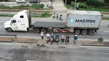 Sau tai nạn thảm khốc, người dẫn vẫn 'liều mình' băng qua quốc lộ 5