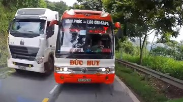 Xe khách chạy kiểu tự sát, suýt gây tai nạn nghiêm trọng