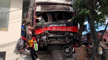 Quảng Ninh: Xe khách tông hàng loạt xe máy, 5 người thương vong