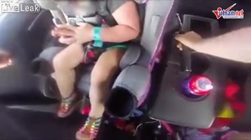 Cảnh sát dùng dùi cui phá kính cứu 2 em bé bị nhốt trong ô tô