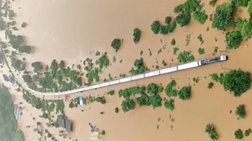Ấn Độ: Giải cứu 1000 hành khách trên đoàn tàu bị mắc kẹt giữa biển nước