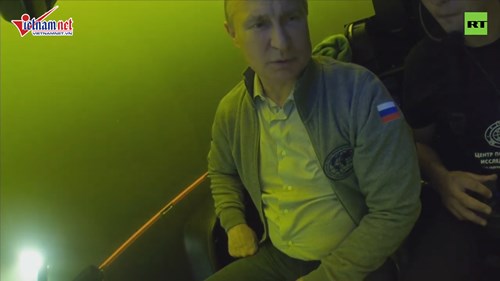 TT Putin lặn xuống đáy biển, thăm tàu ngầm bị chìm trong thế chiến 2