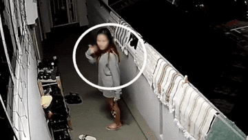 Gái xinh lén lút trộm giày phòng bên, xấu hổ khi phát hiện camera