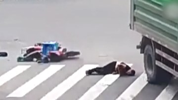 Nhờ có mũ bảo hiểm, người đàn ông bị bánh xe tải chẹt qua đầu vẫn sống