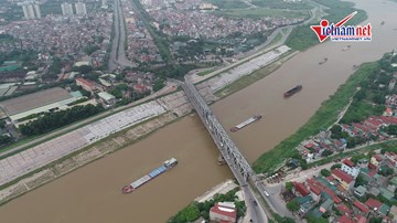 Hà Nội: Cầu Đuống nham nhở ‘ổ gà, sống lươn’, mặt đường trơ lõi sắt