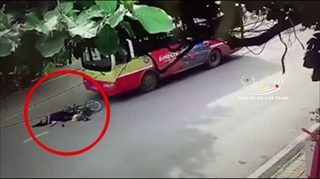 Sang đường bất cẩn, người phụ nữ bị xe buýt đâm ngã văng xuống đất bất tỉnh